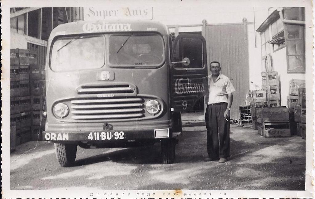 ORAN 1955 USINE D ECKMUHL PRESENTATATION DU CAMION SIMCA CARGO PAR M. FELIX DUPUIS LE CHAUFFEUR.jpg